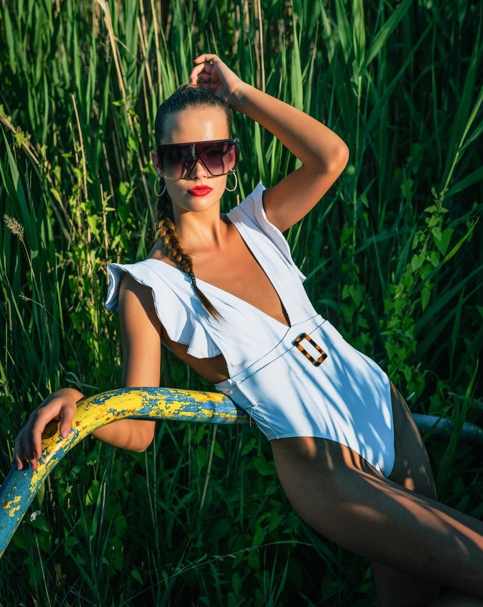 Stylish White Deep V-Neck Ruffle Swimsuit with Belt - LEPITON